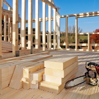 Ein Haus wird in Holzständerbauweise errichtet.