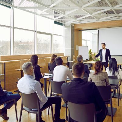 Ein Gruppe Architekten und Ingenieure in einer Fortbildung