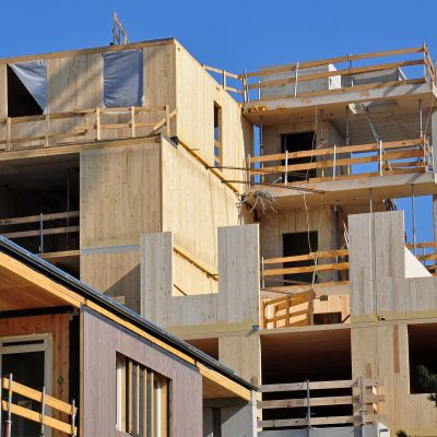 Ein mehrgeschossiges Wohngebäude wird in Holzhybridbauweise gebaut
