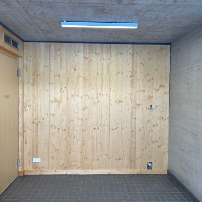 Raum mit Holz- und Betonwänden