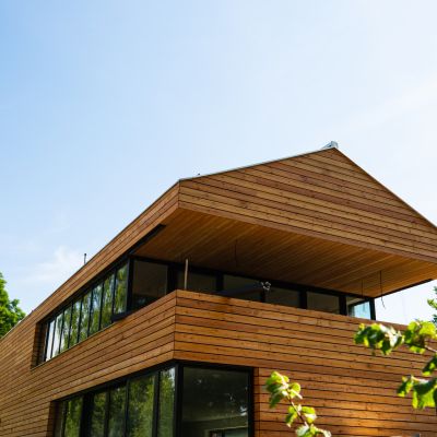 Modernes Holzhaus von außen