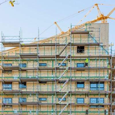Ein großes mehrgeschossiges Wohngebäude im Bau