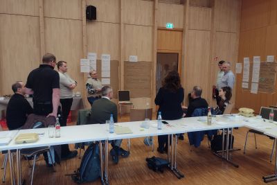 Zweiter Expertenworkshop der Holzbauoffensive Hessen Menschen im Austausch vor Flipcharts