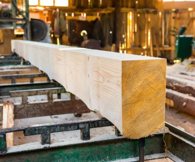 Holzbau - Vorteile - Ressource Holz Ein Holzbalken im Sägewerk