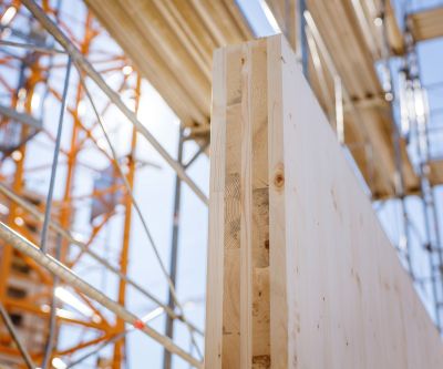 Holzbau - Vorteile - Modulare Vorfertigung Ein modulares Holzbauteil auf einer Baustelle
