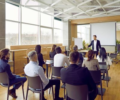 Ein Gruppe Architekten und Ingenieure in einer Fortbildung
