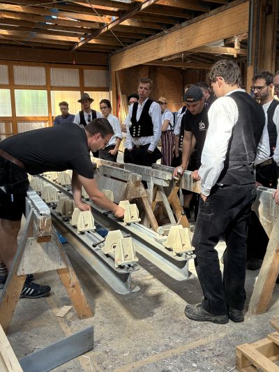 Holzbauenden der Zukunft zu Besuch bei einem Holzbauunternehmen Teilnehmende der Exkursion "Holzbauenden der Zukunft" zu Besuch bei einem Holzbauunternehmen