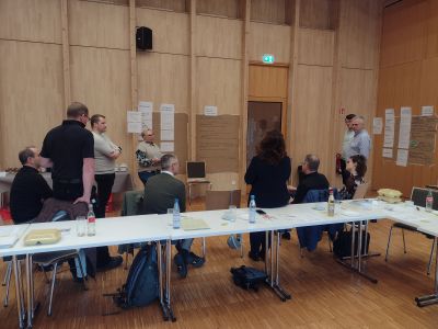 © phh - Zweiter Expertenworkshop der Holzbauoffensive Hessen Menschen im Austausch vor Flipcharts