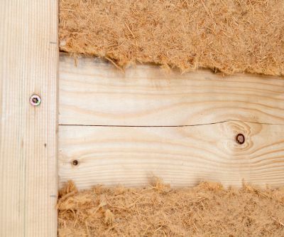 Holzbauoffensive Hessen - Wohnungswirtschaft - Leben - Nachhaltigkeit Eine Holzkonstruktion mit Holzdämmstoff